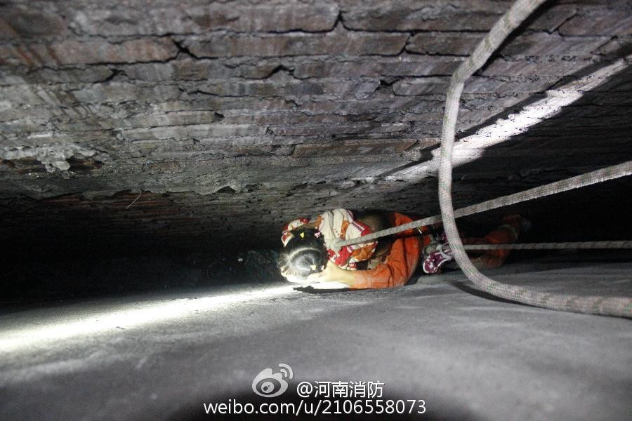 Theo lời kể, cô bé bị rơi xuống khe sâu khoảng 4m khi đang đuổi theo một con mèo. (Nguồn: Chinadaily)