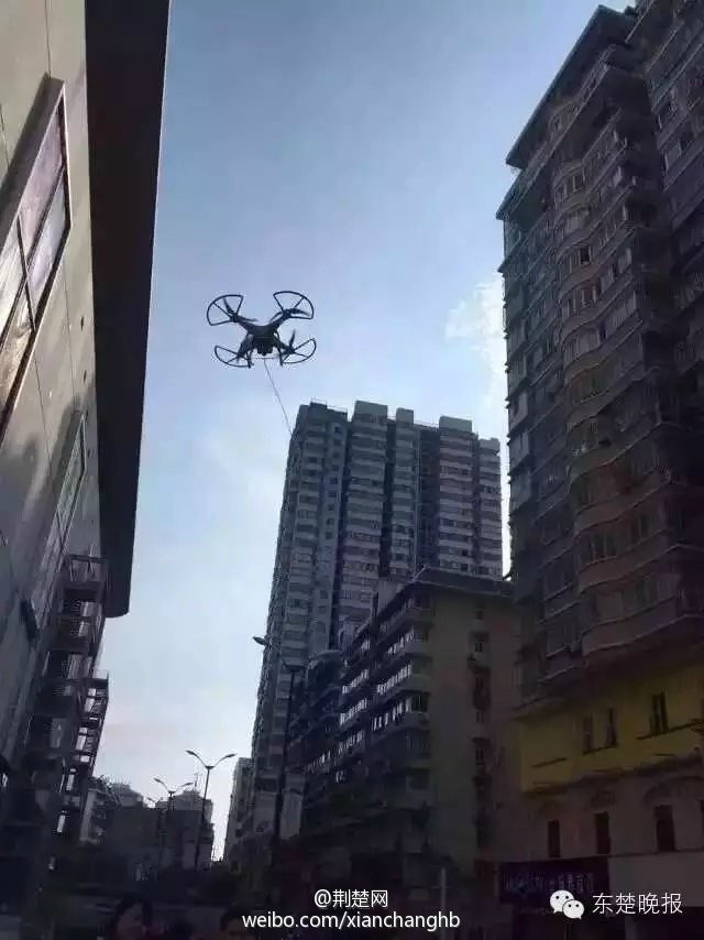 Màn cầu hôn này được quay lại bằng flycam. (Nguồn: QQ)