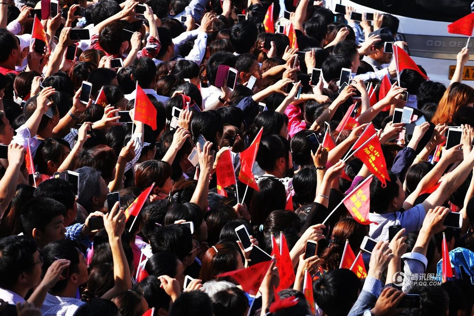 42 chiếc xe khách loại to đảm nhiệm việc đưa các sỹ tử đến trường thi. (Nguồn: QQ)