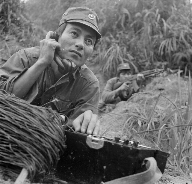 Chiến sỹ thông tin Phạm Văn Do, Đại đội 18, Đoàn Y Hà Tuyên dũng cảm làm nhiệm vụ, đảm bảo đường dây thông suốt phục vụ chiến đấu. Anh được tặng thưởng Huân chương Chiến công hạng Ba. (Ảnh: Minh Lộc/TTXVN)