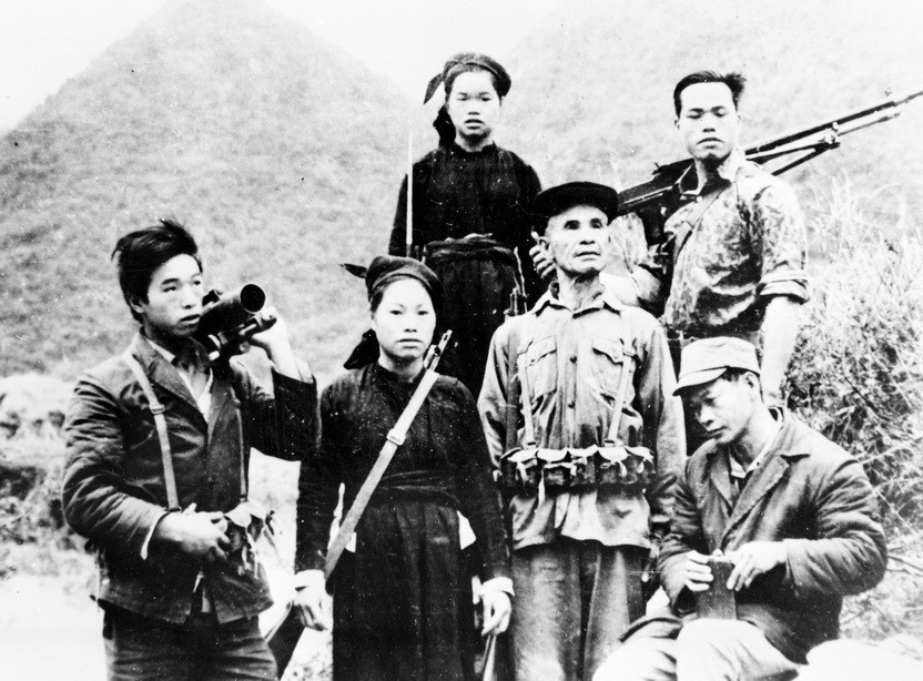 Ông Lục Văn Vĩnh và 5 người con ở bản Nà Lỏng, xã Ngọc Khê, huyện Trùng Khánh, tỉnh Cao Bằng đều tham gia lực lượng vũ trang trong cuộc chiến đấu bảo vệ biên giới phía Bắc. (Ảnh: Tạ Hải/TTXVN)