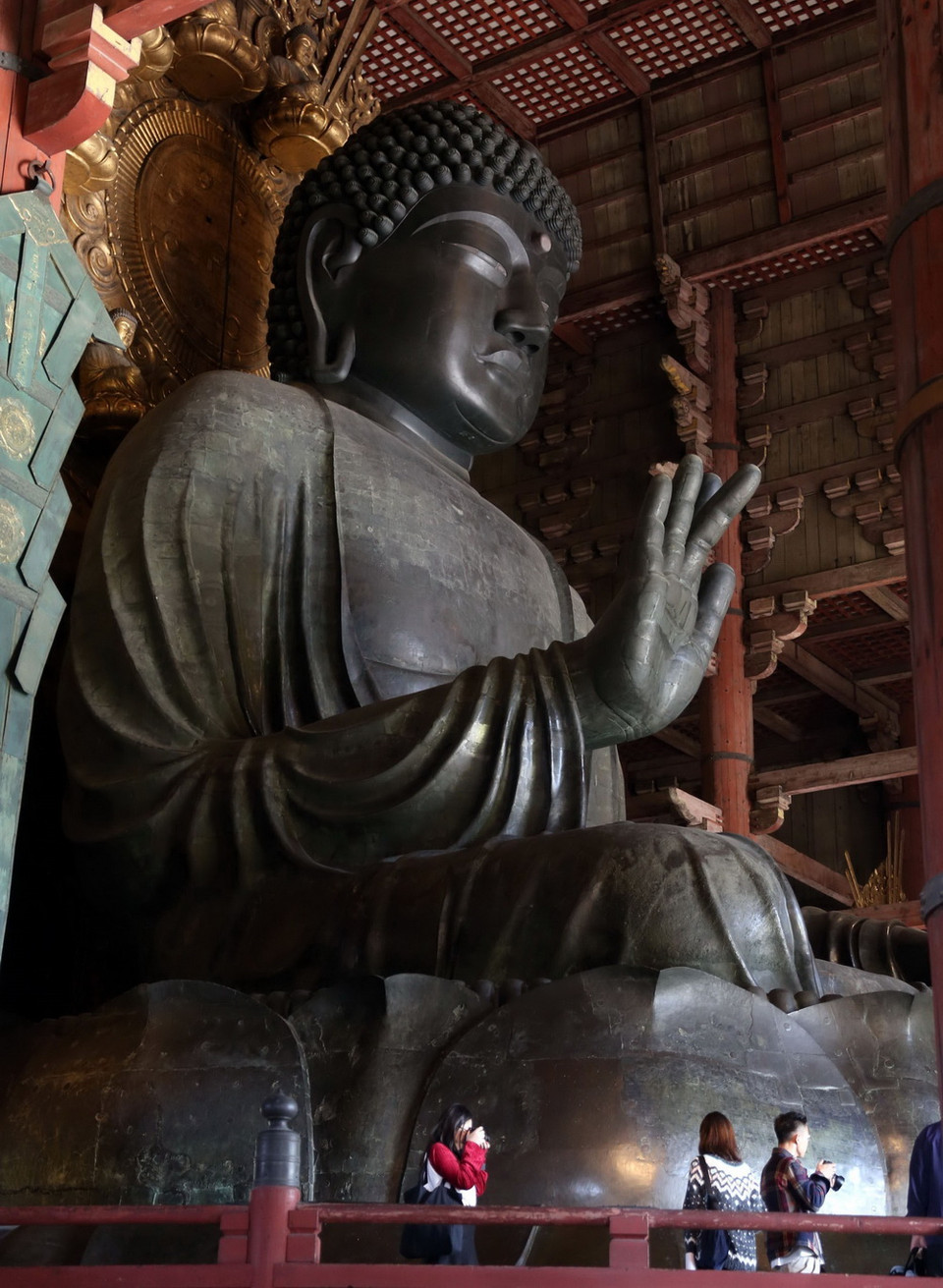 Bức tượng Phật khổng lồ nặng 300 tấn, cao 15m là bức tượng Phật lớn nhất thế giới, tọa lạc trong chùa Todai-ji tại quần thể công viên Nara. (Ảnh: Huy Hùng/TTXVN)