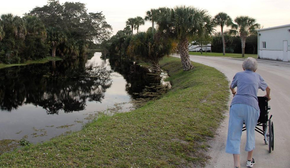 Bà cụ Norma, 90 tuổi, đến từ phía Bắc bang Michigan, Mỹ. Năm ngoái là một năm tồi tệ đối với bà bởi trong 1 tuần bà liên tiếp đón nhận liên tiếp các thông tin xấu. Đầu tiên, bà mất đi người chồng đã cùng bà cả một chặng đường dài. Hai ngày sau, bà được chẩn đoán có khối u tử cung. Bác sỹ khuyên bà nên làm phẫu thuật, điều trị hóa chất nhưng câu trả lời của bà Norma khiến nhiều người ngạc nhiên. Bà dùng giọng điệu kiên quyết nói rằng: 'Tôi đã 90 tuổi. Bây giờ, tôi muốn khám phá thế giới.' (Nguồn: Chinadaily)