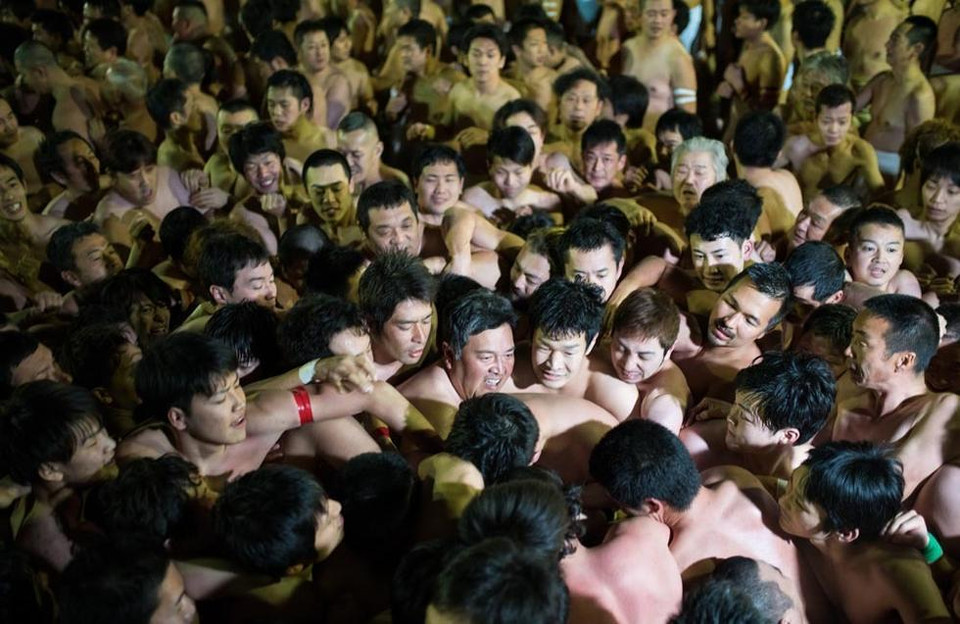 Theo truyền thống Nhật Bản, người nào có cơ hội bắt được cây gậy thần thì anh ta sẽ được may mắn và hạnh phúc trong 12 tháng tới.