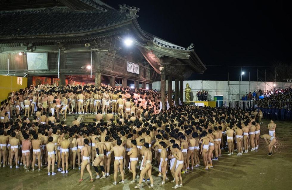 Ngày 20/2, 9.000 người Nhật Bản đã tham gia lễ hội khỏa thân tại Okayama. Tại lễ hội này, người nào có cơ hội giành được gậy thần thì sẽ gặp may mắn trong cả năm. (Nguồn: QQ)