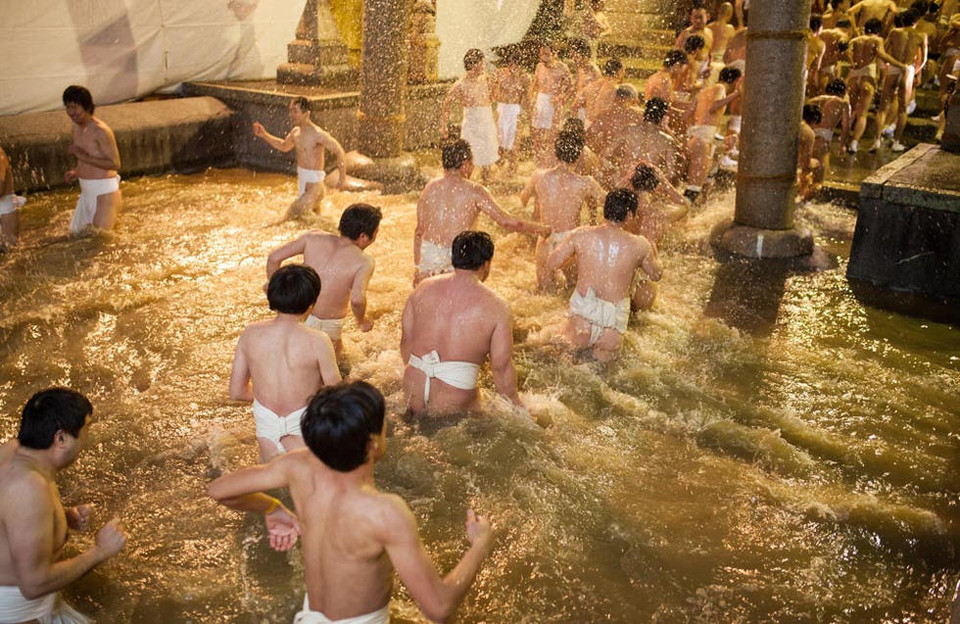 Lễ hội này diễn ra vào thứ Bảy của tuần thứ 3 trong tháng Hai hằng năm và nghi thức cướp hai cây gậy thần cũng diễn ra vào thời điểm này.