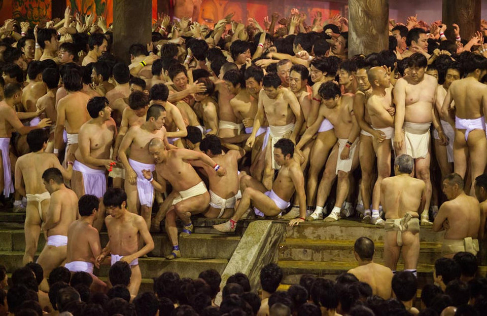 Lễ hội khỏa thân là một trong ba lễ hội cổ nhất ở Nhật Bản. Người tham gia đều là nam giới.