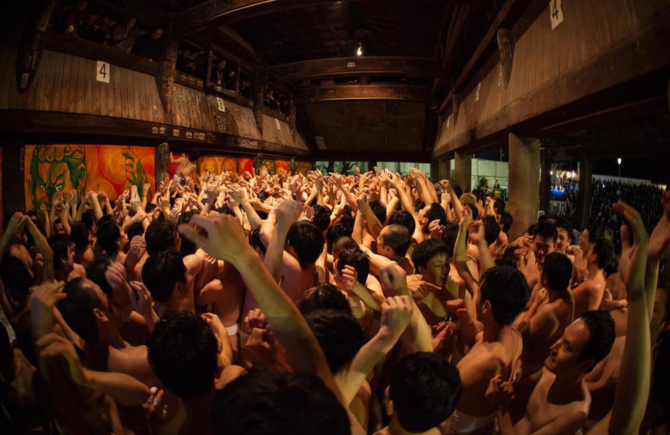 Khi cây gậy thần có chủ nhân, đám đông sẽ dần dần vây quanh tạo thành nhiều vòng và sẽ rời đi. Nghi thức tranh gỗ quý cũng kết thúc.