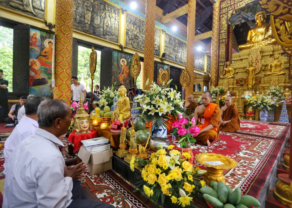 Lễ Tam Bảo cùng các Chư Tăng tụng kinh Cầu an năm mới thực hiện trong Chánh điện. (Ảnh: Tuấn Đức/TTXVN)