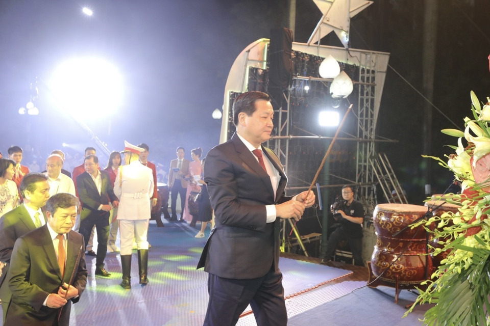 Phó Thủ tướng Lê Minh Khái và đoàn đại biểu dâng hương Chủ tịch Hồ Chí Minh tại Lễ xuất quân. (Ảnh: Minh Quyết/TTXVN)