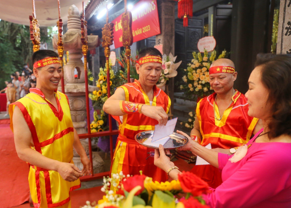 Lễ hội đền Trấn Vũ, phường Thạch Bàn, quận Long Biên (Hà Nội) diễn ra sôi nổi vào sáng 22/4/2023 với nghi lễ và trò chơi kéo co ngồi, thu hút sự tham gia của nhiều thanh niên địa phương. Đây là một nghi thức văn hóa dân gian lâu đời, độc đáo được UNESCO vinh danh là di sản văn hóa phi vật thể đại diện của nhân loại. Trong ảnh: Các đội bốc thăm thứ tự thi đấu. (Ảnh: Tuấn Đức/TTXVN)