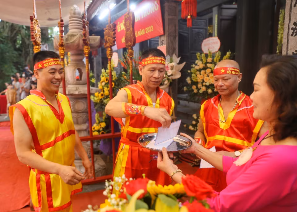 Lễ hội đền Trấn Vũ, phường Thạch Bàn, quận Long Biên (Hà Nội) diễn ra sôi nổi vào sáng 22/4/2023 với nghi lễ và trò chơi kéo co ngồi, thu hút sự tham gia của nhiều thanh niên địa phương. Đây là một nghi thức văn hóa dân gian lâu đời, độc đáo được UNESCO vinh danh là di sản văn hóa phi vật thể đại diện của nhân loại. Trong ảnh: Các đội bốc thăm thứ tự thi đấu. (Ảnh: Tuấn Đức/TTXVN)