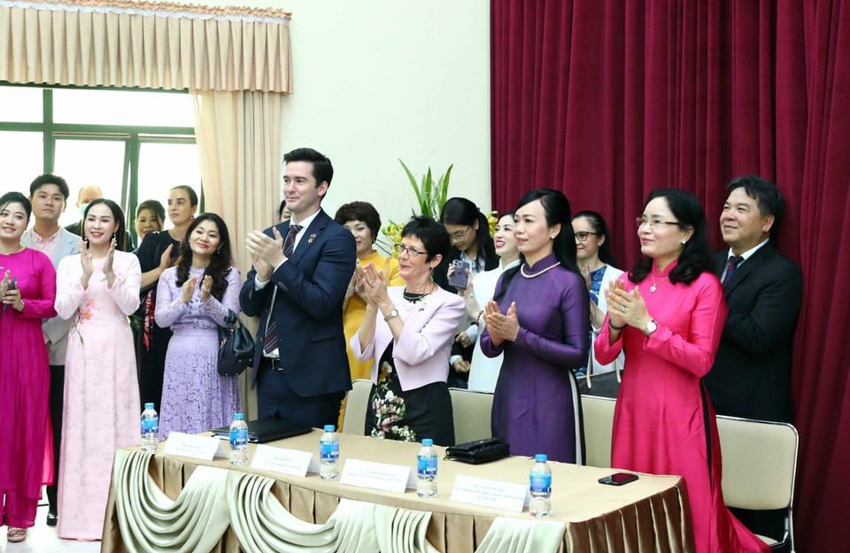 Phu nhân Chủ tịch nước Phan Thị Thanh Tâm và Phu nhân Toàn quyền Australia Linda Hurley thăm lớp học hát Hợp xướng. (Ảnh: Phạm Kiên/TTXVN)