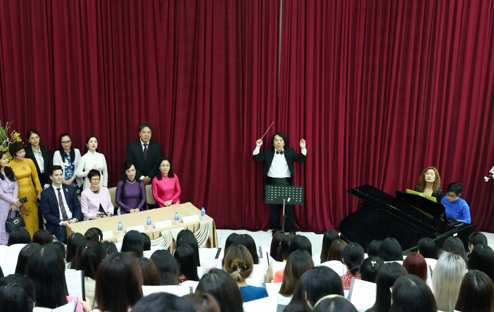 Phu nhân Chủ tịch nước Phan Thị Thanh Tâm và Phu nhân Toàn quyền Australia Linda Hurley thăm lớp học hát Hợp xướng. (Ảnh: Phạm Kiên/TTXVN)