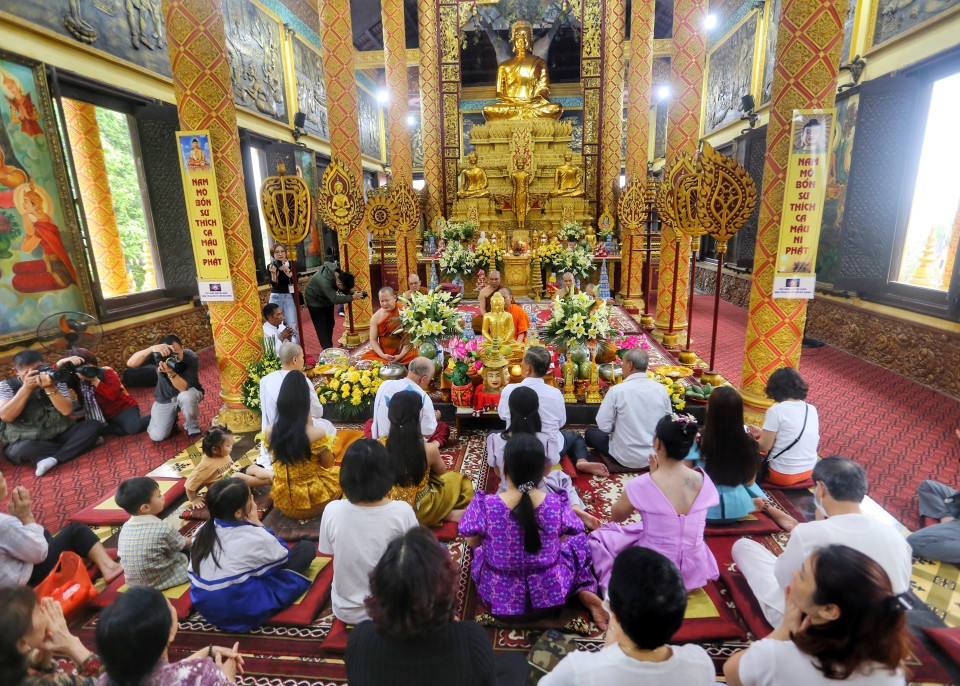 Các Chư tăng tụng kinh cầu an năm mới được thực hiện trong chánh điện. (Ảnh: Tuấn Đức/TTXVN)