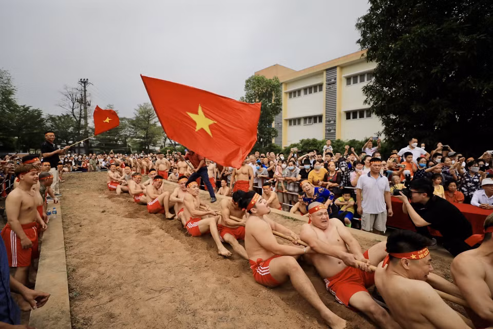 Đông đảo người dân, du khách đến xem và cổ vũ cho các đội. (Ảnh: Nhật Anh/TTXVN)