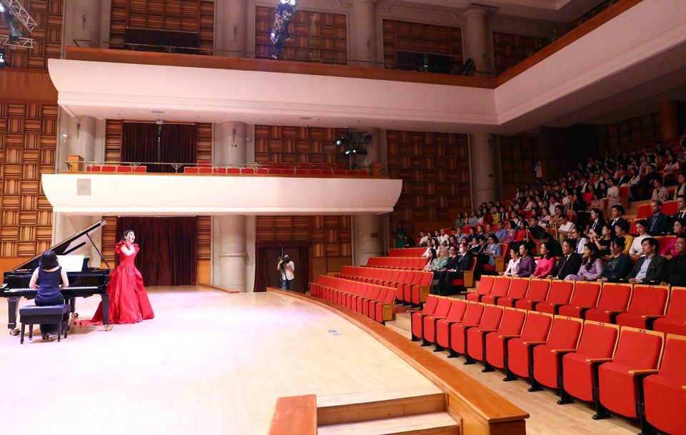 Chương trình biểu diễn hòa nhạc chào mừng nhân dịp Phu nhân Chủ tịch nước Phan Thị Thanh Tâm và Phu nhân Toàn quyền Australia Linda Hurley thăm Học viện Âm nhạc Quốc gia Việt Nam. (Ảnh: Phạm Kiên/TTXVN)