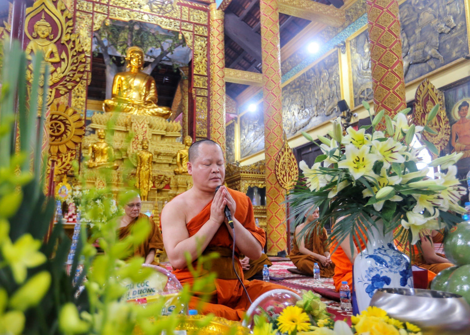Các Chư tăng tụng kinh cầu an năm mới được thực hiện trong chánh điện. (Ảnh: Tuấn Đức/TTXVN)