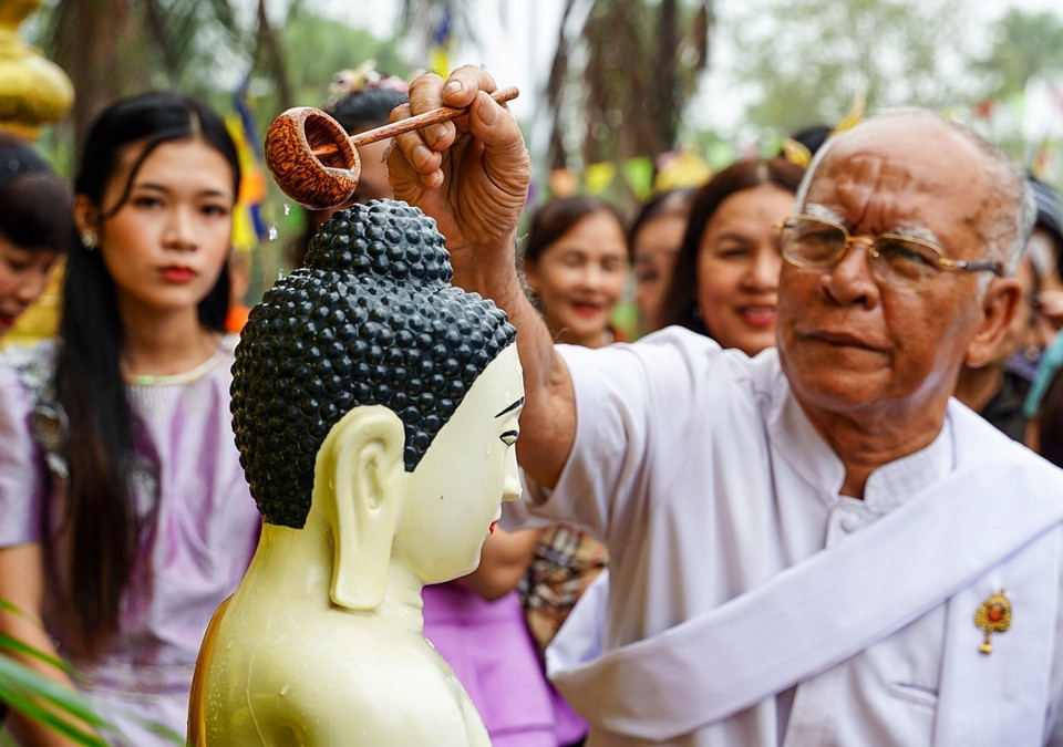 Nghi thức tắm Phật bằng nước ướp hương, gột rửa những điều không may mắn trong năm cũ để sang năm mới mọi sự được như ý. (Ảnh: Tuấn Đức/TTXVN)