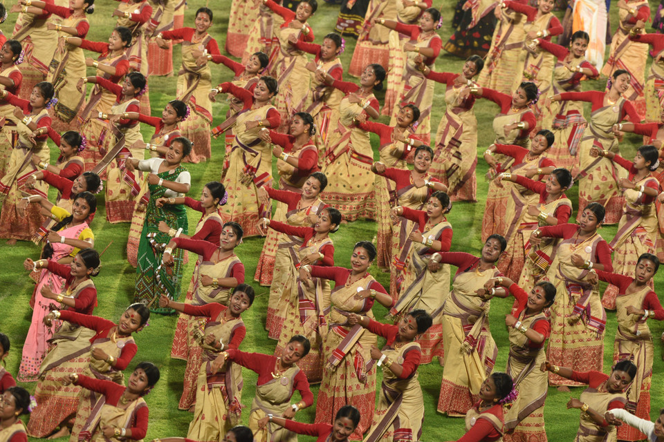 Các nghệ sỹ trình diễn vũ điệu Bihu truyền thống tại Assam, Ấn Độ, ngày 13/4/2023. (Ảnh: THX/TTXVN)