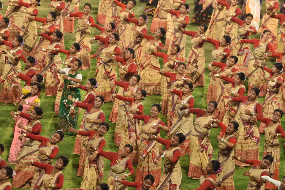 Các nghệ sỹ trình diễn vũ điệu Bihu truyền thống tại Assam, Ấn Độ, ngày 13/4/2023. (Ảnh: THX/TTXVN)