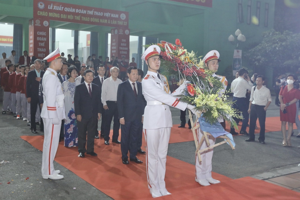 Phó Thủ tướng Lê Minh Khái và đoàn đại biểu dâng hương Chủ tịch Hồ Chí Minh tại Lễ xuất quân. (Ảnh: Minh Quyết/TTXVN)