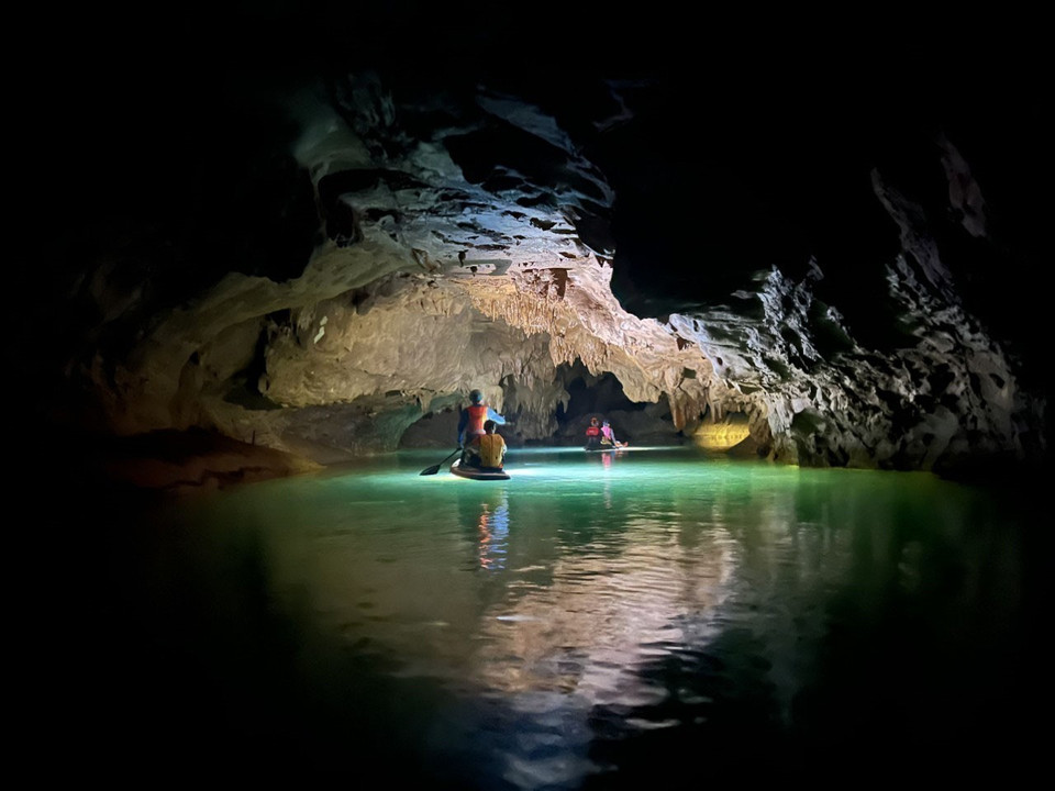 Trong chuyến khảo sát tìm kiếm hang động đầu năm 2023, Hiệp hội hang động Hoàng gia Anh (BCRA) đã phát hiện 22 hang động mới. (Ảnh: TTXVN phát)