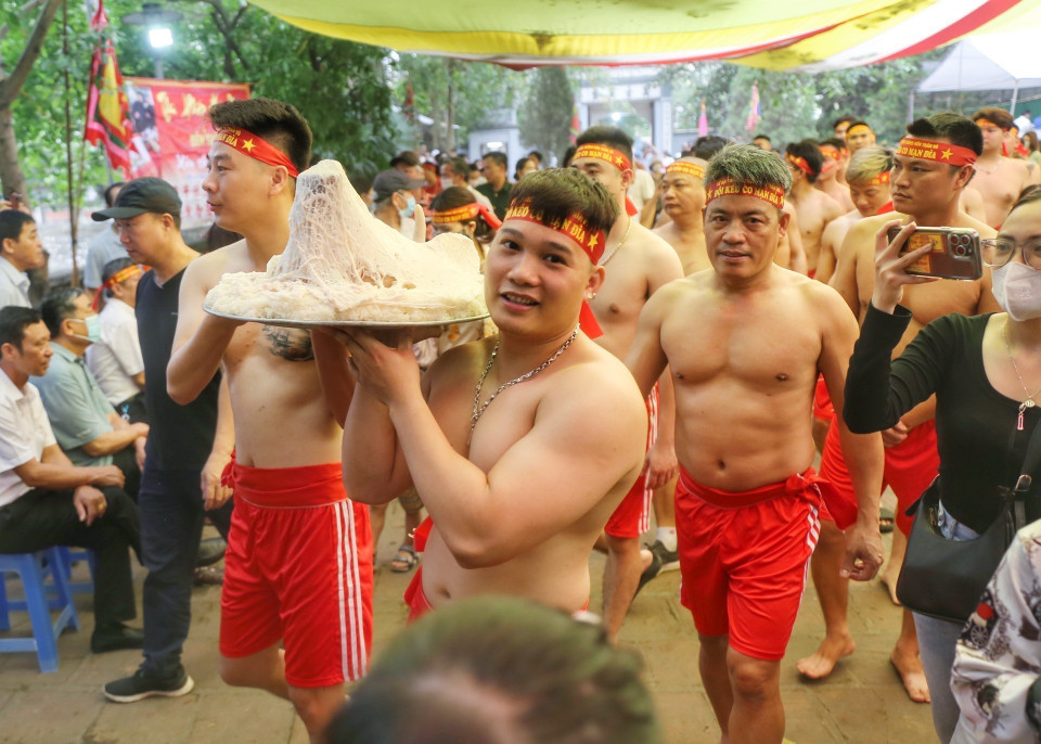 Các đội dâng lễ vật lên Thành hoàng trước trận đấu. (Ảnh: Tuấn Đức/TTXVN)