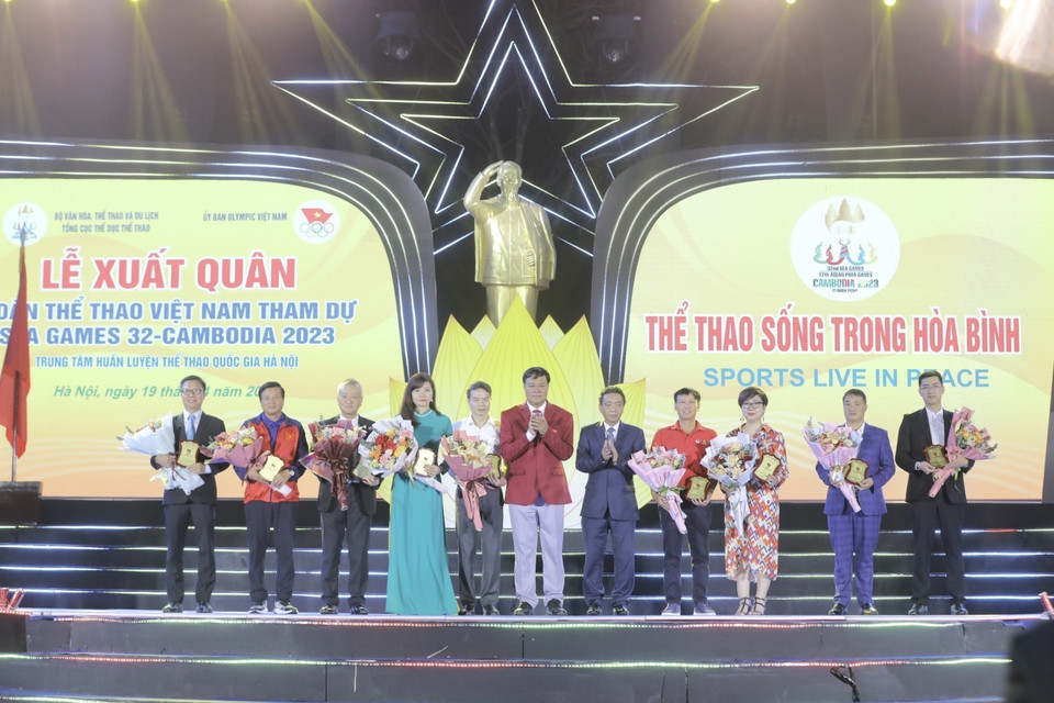 Đại diện đoàn Thể thao Việt Nam trao chứng nhận và tặng hoa các nhà tài trợ. (Ảnh: Minh Quyết/TTXVN)