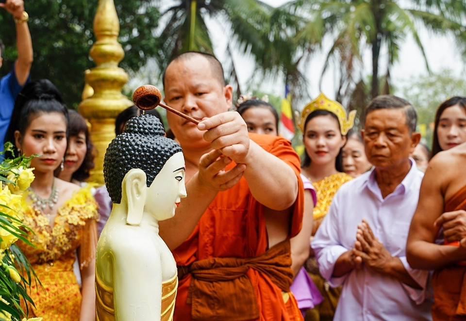 Nghi thức tắm Phật bằng nước ướp hương, gột rửa những điều không may mắn trong năm cũ để sang năm mới mọi sự được như ý. (Ảnh: Tuấn Đức/TTXVN)