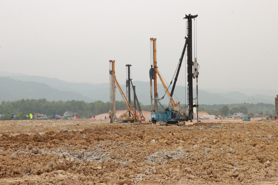 Công trường Dự án đầu tư xây dựng mở rộng Cảng hàng không Điện Biên. (Ảnh: Dương Giang/TTXVN)