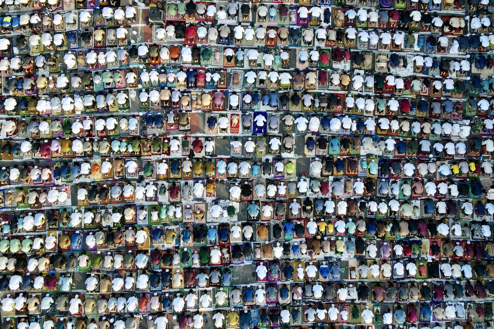 Các tín đồ Hồi giáo tham gia cầu nguyện buổi sáng trong ngày đầu tiên của Lễ Eid al-Fitr, đánh dấu kết thúc tháng lễ Ramadan, tại Jakarta, Indonesia ngày 22/4/2023. (Ảnh: AFP/TTXVN)