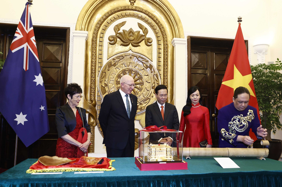 Chủ tịch nước Võ Văn Thưởng và Phu nhân trao đổi tặng phẩm với Toàn quyền Australia David Hurley và Phu nhân. (Ảnh: Thống Nhất/TTXVN)