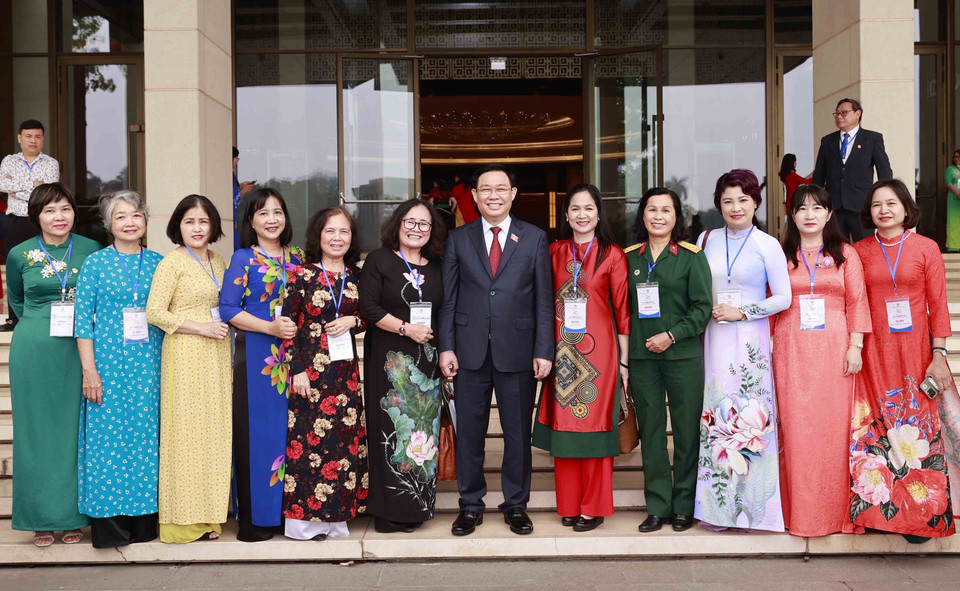 Chủ tịch Quốc hội Vương Đình Huệ với các nhà báo nữ tiêu biểu. (Ảnh: Doãn Tấn/TTXVN)