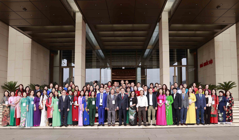 Chủ tịch Quốc hội Vương Đình Huệ với đại biểu. (Ảnh: Doãn Tấn/TTXVN)