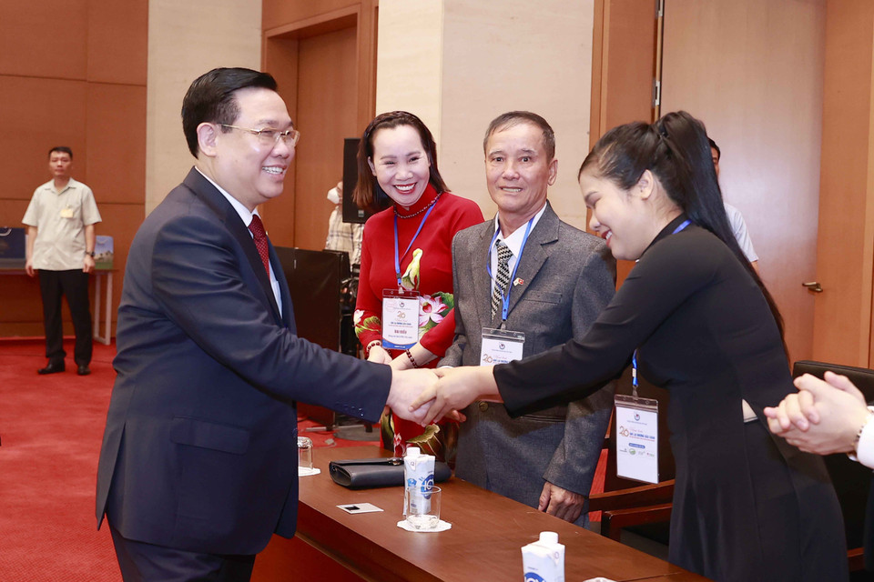 Chủ tịch Quốc hội Vương Đình Huệ với đại biểu. (Ảnh: Doãn Tấn/TTXVN)