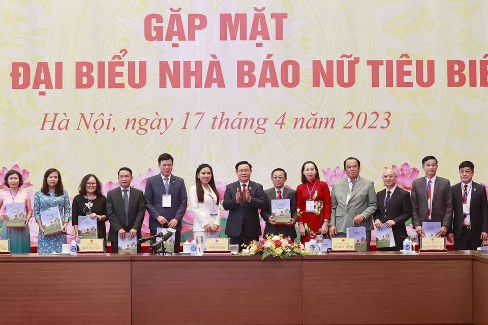 Chủ tịch Quốc hội Vương Đình Huệ tặng quà lưu niệm cho đại biểu. (Ảnh: Doãn Tấn/TTXVN)