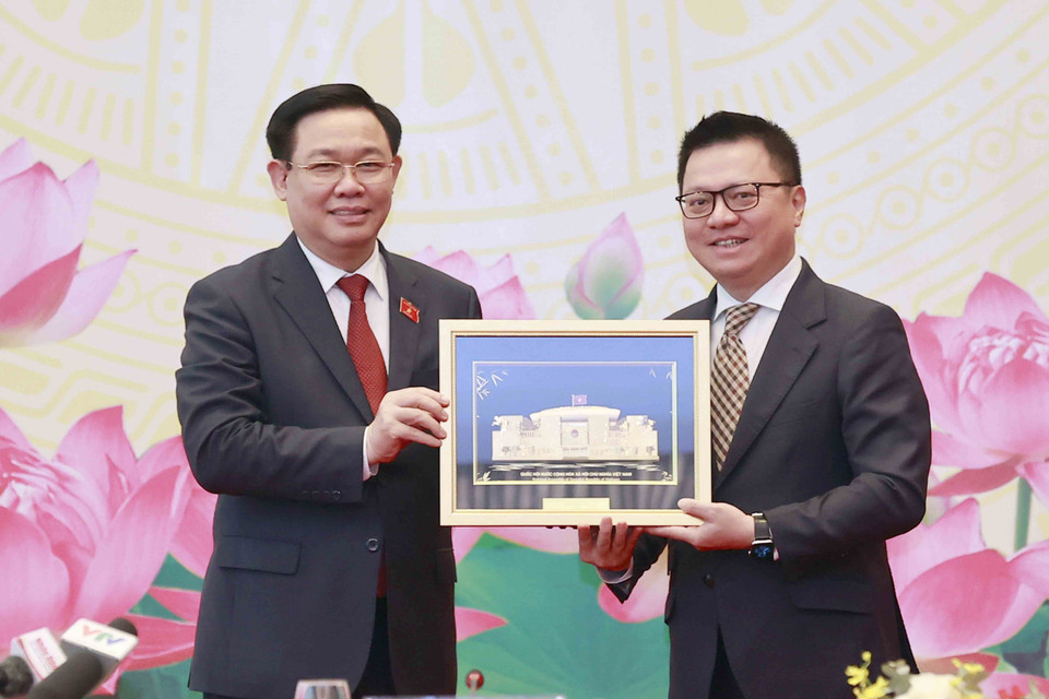 Chủ tịch Quốc hội Vương Đình Huệ tặng quà lưu niệm cho Hội Nhà báo Việt Nam. (Ảnh: Doãn Tấn/TTXVN)