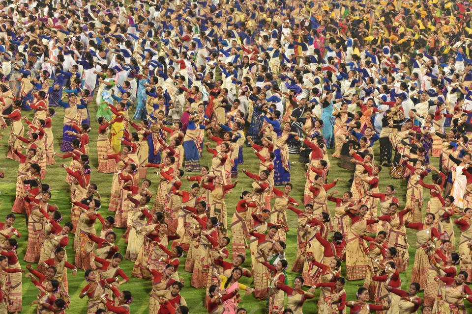 Các nghệ sỹ trình diễn vũ điệu Bihu truyền thống tại Assam, Ấn Độ, ngày 13/4/2023. (Ảnh: THX/TTXVN)