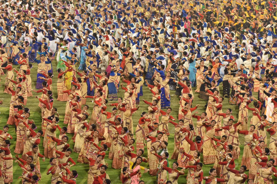 Các nghệ sỹ trình diễn vũ điệu Bihu truyền thống tại Assam, Ấn Độ, ngày 13/4/2023. (Ảnh: THX/TTXVN)