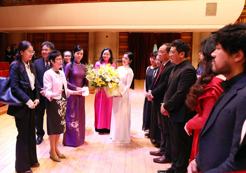 Phu nhân Chủ tịch nước Phan Thị Thanh Tâm và Phu nhân Toàn quyền Australia Linda Hurley giao lưu với cán bộ giảng viên và học sinh Học viện Âm nhạc Quốc gia Việt Nam. (Ảnh: Phạm Kiên/TTXVN)