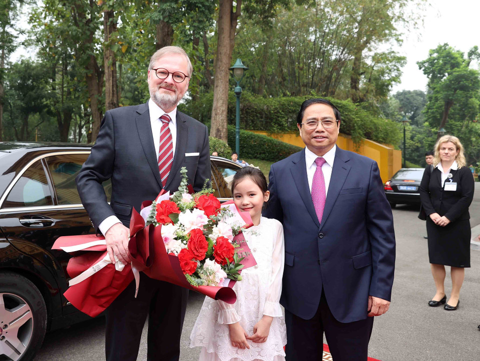 Thiếu nhi thủ đô tặng hoa chào mừng Thủ tướng nước Cộng hòa Séc Petr Fiala. (Ảnh: Dương Giang/TTXVN)