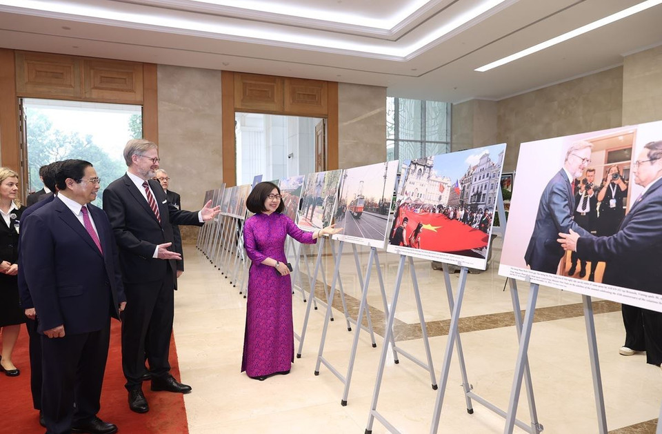 Sáng 21/4, tại trụ sở Chính Phủ, Thủ tướng Phạm Minh Chính và Thủ tướng Cộng hòa Séc Petr Fiala tham quan những hình ảnh tiêu biểu về hợp tác chính trị, ngoại giao, kinh tế, văn hóa giữa hai nước do Thông tấn xã Việt Nam tổ chức. (Ảnh: Dương Giang/TTXVN)
