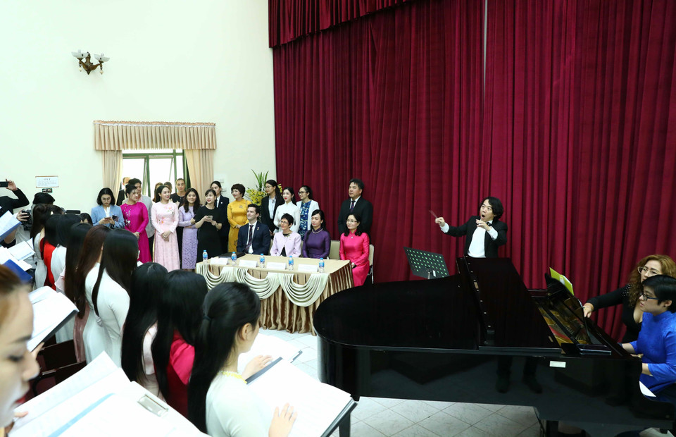 Phu nhân Chủ tịch nước Phan Thị Thanh Tâm và Phu nhân Toàn quyền Australia Linda Hurley thăm lớp học hát Hợp xướng. (Ảnh: Phạm Kiên/TTXVN)