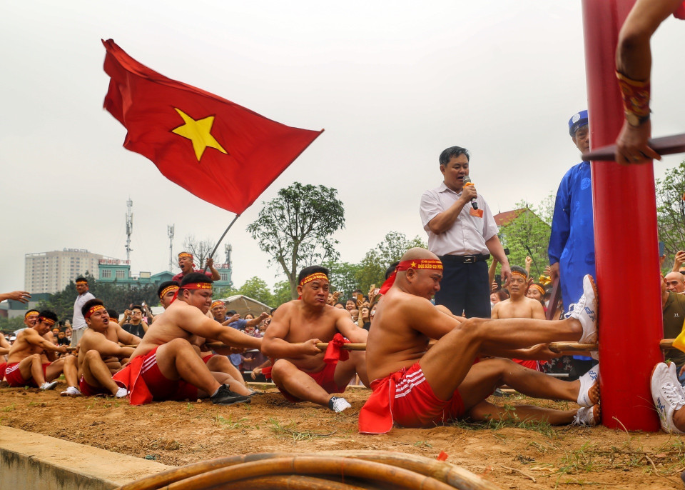 Vật sử dụng để kéo trong hội thi là cây song mây nhẵn dài khoảng 50m, được kéo qua một lỗ nhỏ trên cột trụ. (Ảnh: Tuấn Đức/TTXVN)