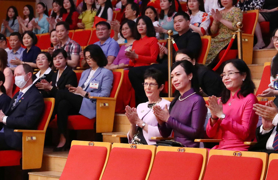 Phu nhân Chủ tịch nước Phan Thị Thanh Tâm và Phu nhân Toàn quyền Australia Linda Hurley dự một chương trình biểu diễn hòa nhạc. (Ảnh: Phạm Kiên/TTXVN)