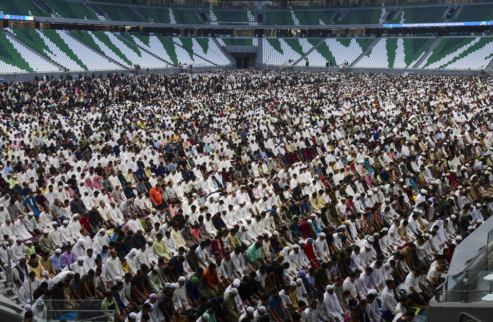 Các tín đồ Hồi giáo cầu nguyện trong ngày đầu tiên của Lễ Eid al-Fitr, đánh dấu kết thúc tháng lễ Ramadan, tại Doha, Qatar, ngày 21/4/2023. (Ảnh: THX/TTXVN)