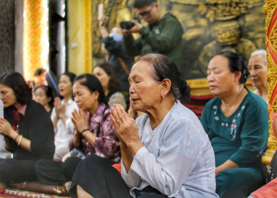 Lễ Tam Bảo, tụng kinh cầu an năm mới thực hiện trong chánh điện. (Ảnh: Tuấn Đức/TTXVN)