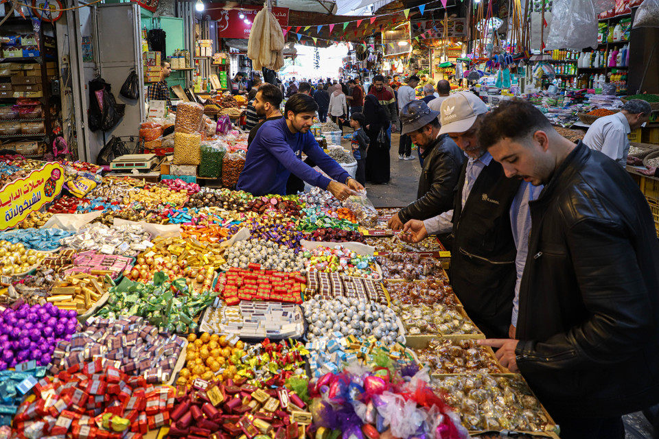 Người dân mua sắm chuẩn bị cho Lễ Eid al-Fitr, đánh dấu kết thúc tháng lễ Ramadan, tại thành phố Gaza, ngày 18/4/2023. (Ảnh: THX/TTXVN)