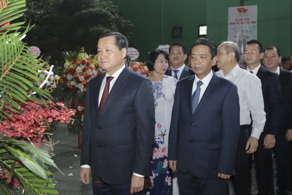 Phó Thủ tướng Lê Minh Khái và đoàn đại biểu dâng hương Chủ tịch Hồ Chí Minh tại Lễ xuất quân. (Ảnh: Minh Quyết/TTXVN)